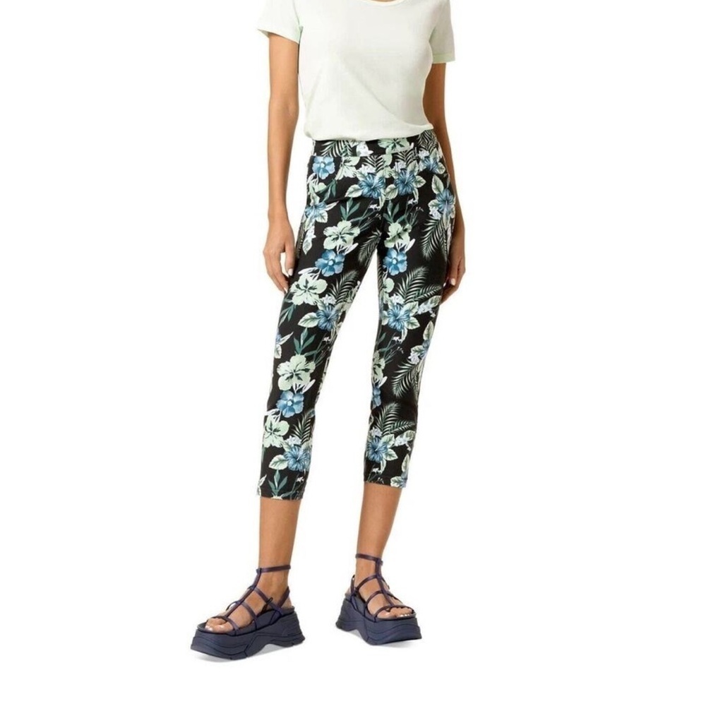NWT Hue Capri pull on black and floral print pants size small so cute
